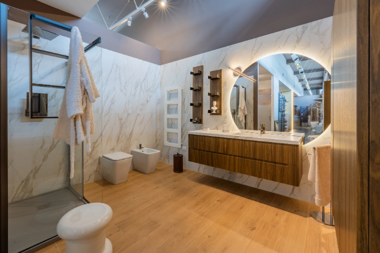 Vasca da bagno freestanding e pavimenti in gres porcellanato