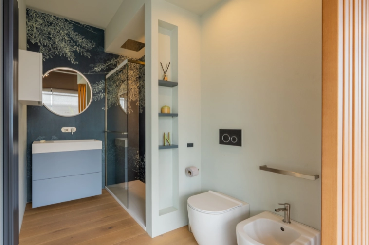 Dettaglio arredo bagno di design con doppio lavabo e specchio retroilluminato