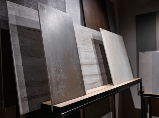 Pavimenti in gres porcellanato e parquet per interni