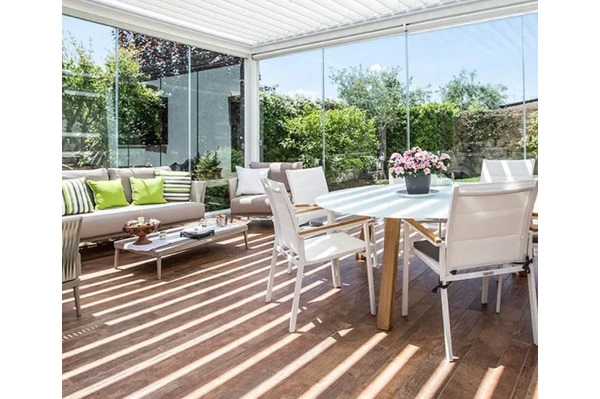 Lo sapevi che le vetrate panoramiche sono disponibili anche in edilizia libera?