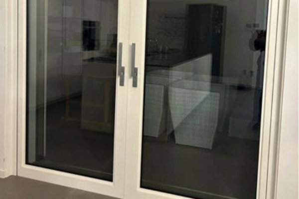 Un Passo Avanti nel Design e nella Funzionalità : Scorrevole Alzante Interno Muro in PVC di Oknoplast.