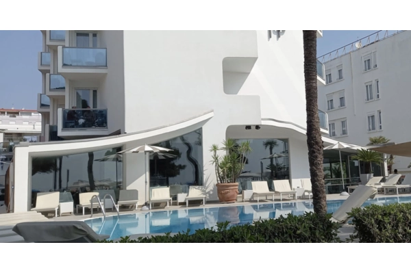 Serramenti Oknoplast Squareline con vetri acustici.