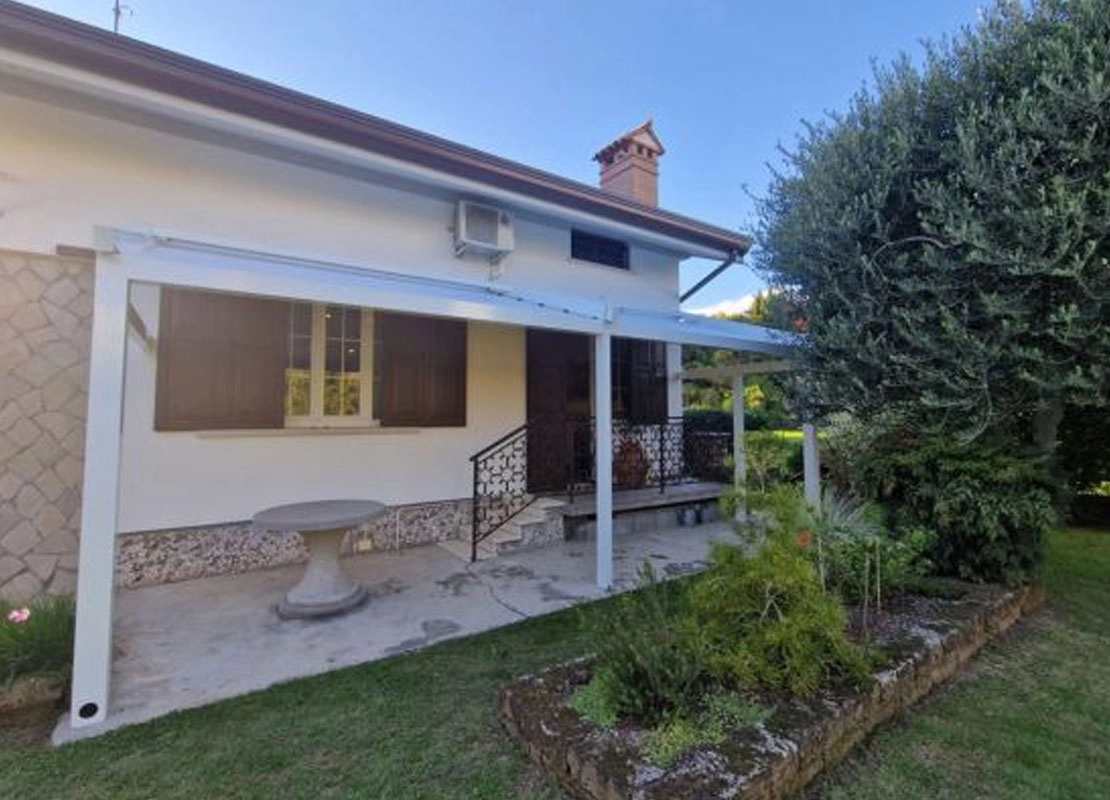 Gibus Med Viva: La Pergola che Trasforma il Tuo Giardino in un Salotto a Cielo Aperto