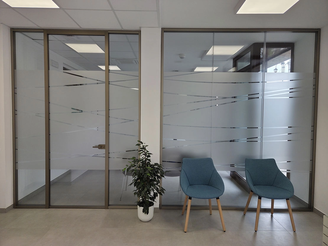 ADL Mies: Reinventare l'Ufficio tra Trasparenza, Privacy e Design