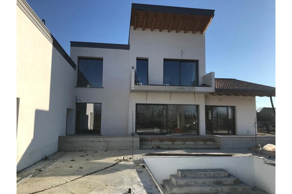 Villa moderna dal design elegante con infissi in alluminio