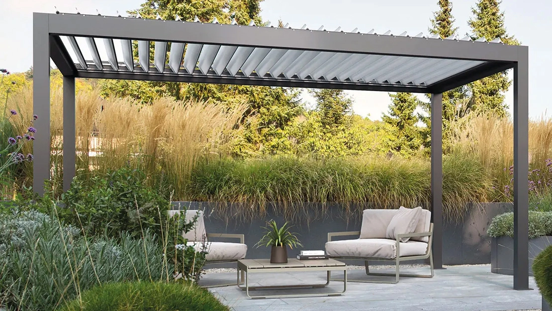 Pergola bioclimatica Movie: la soluzione smart e di design per gli spazi esterni