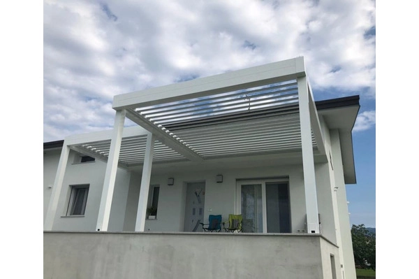 Twist è la Pergola bioclimatica accessoriabile