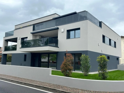 Condominio Amira, Tavagnacco Serramenti Eku Perfection, con vetri tripli fonoassorbenti.