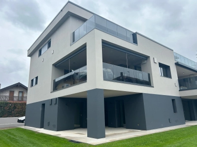 Condominio Amira, Tavagnacco Serramenti Eku Perfection, con vetri tripli fonoassorbenti.