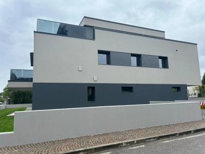 Condominio Amira, Tavagnacco Serramenti Eku Perfection, con vetri tripli fonoassorbenti.