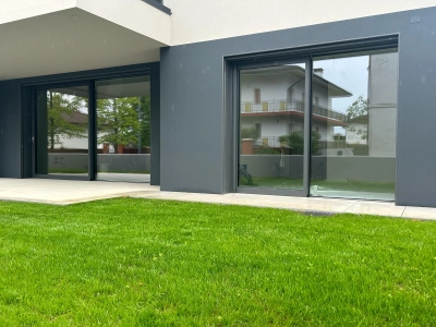 Condominio Amira, Tavagnacco Serramenti Eku Perfection, con vetri tripli fonoassorbenti.